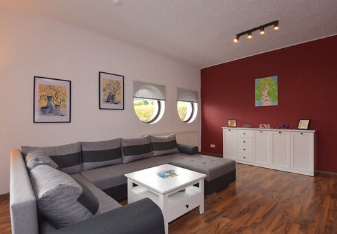 große Couch im Wohnzimmer