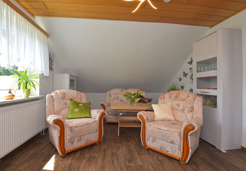 Wohnzimmer mit Couch und Sesseln