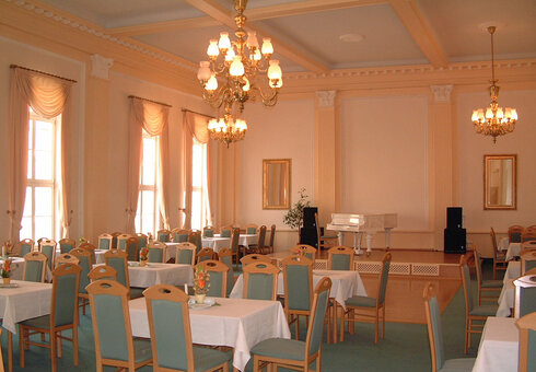Der Stucksaal mit Piano