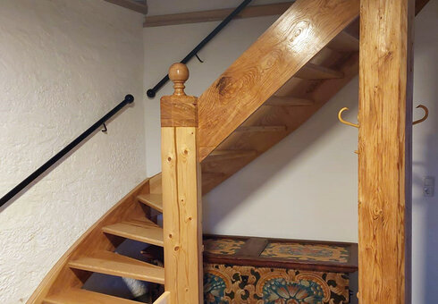 Flur mit Treppe zur Wohnung