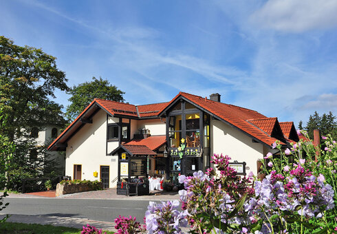 Hotel & Gasthaus Gastinger, Straßenansicht