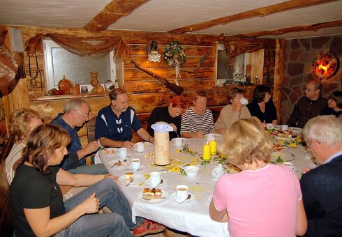 großer Partyraum im Keller