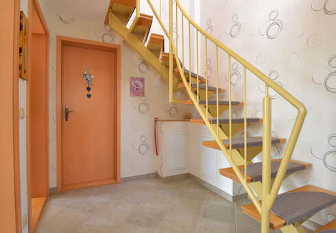 Flur mit Treppe nach oben