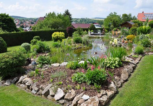 Blick auf den Gartenteich