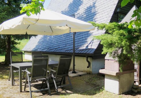 Terrasse mit Sonnenschirm