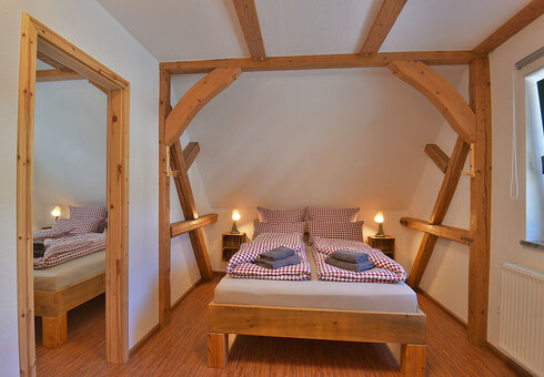 Schlafzimmer mit Doppelbett(en)