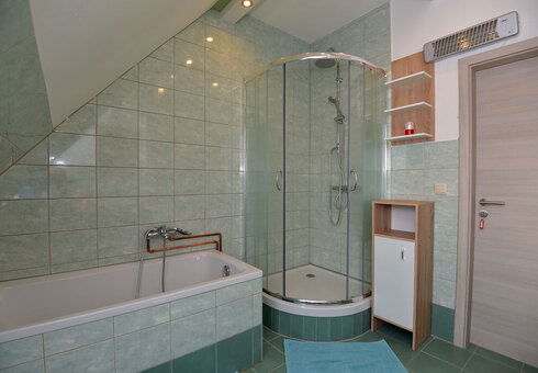 Bad mit Badewanne und WC