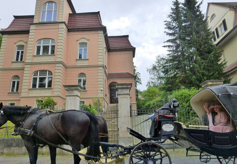 Pferdekutsche vor der Villa Ingrid