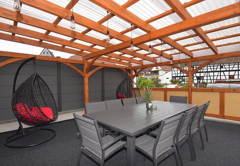 Balkon mit Gartenmöbeln