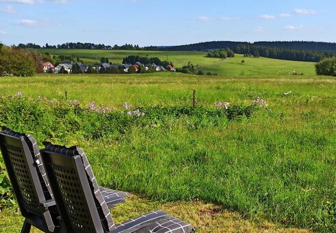 Gartenstühle mit Blick in die Natur