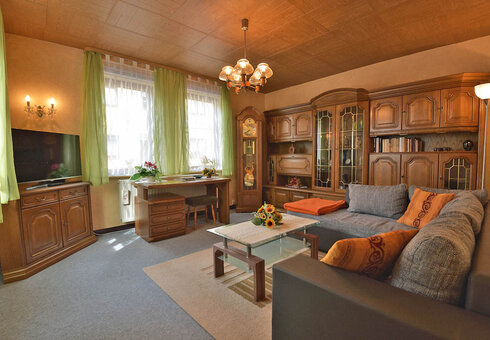 Wohnzimmer mit Schrankwand und Couch