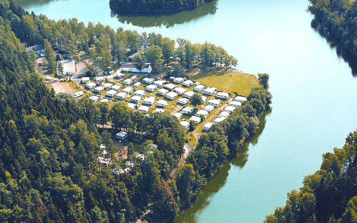 Naturcampingplatz-An-der-Aumatalsperre-Weida-Panorama