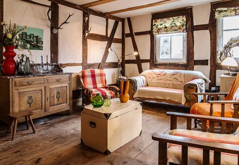 Wohnzimmer mit Sofa und Sesseln