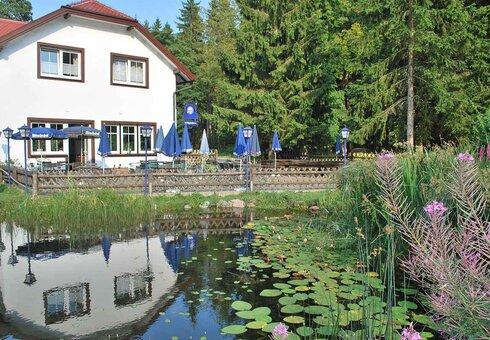 Biergarten mit Teich