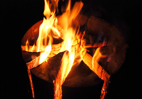 romantisches Lagerfeuer am Abend