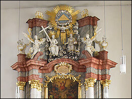 Figuren am Altar