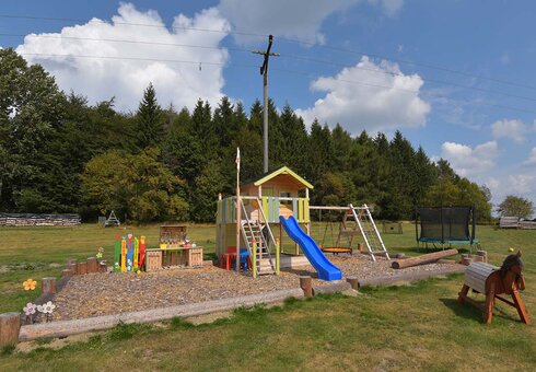 eigener Spielplatz neben der Fewo