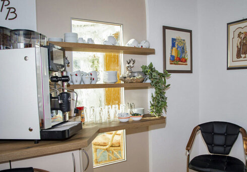 Aufenthaltsraum mit Kaffee und kühlen Getränken