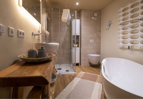 Bad mit Badewanne und Dusche