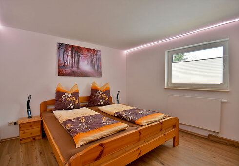 Schlafzimmer mit Doppelbett