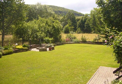 Garten mit Feuerstelle