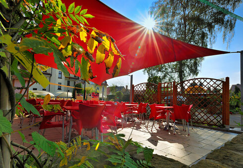 Blick zur Terrasse mit Café