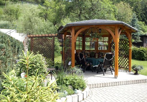 Garten mit Pavillon