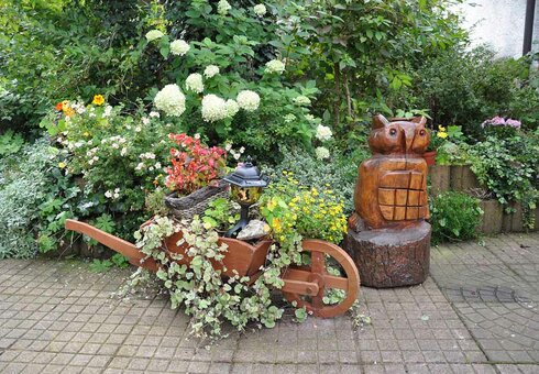 Blumendeko auf dem Grundstück