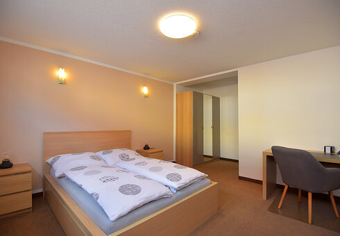 Schlafzimmer mit Doppelbett