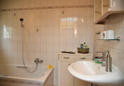 Bad mit Badewanne