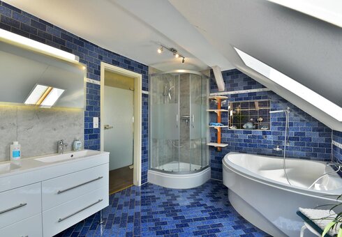 Bad mit Badewanne, Dusche und WC