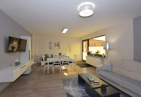 Wohnzimmer mit Couch und TV