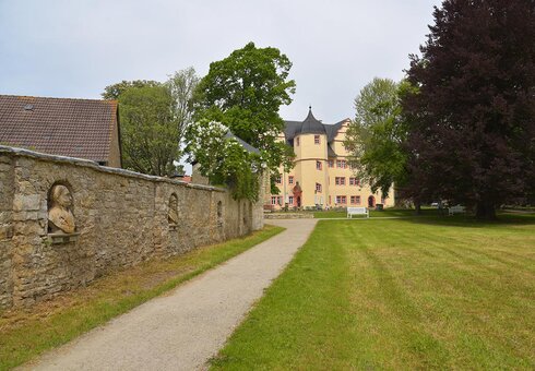 Schlosspark mit Schloss