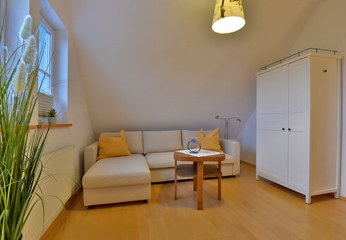 Wohnzimmer mit Couch und TV