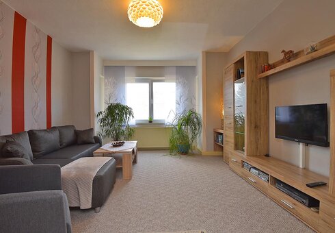 Wohnzimmer mit Couch und Schrankwand
