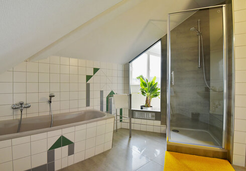 Große Ferienwohnung - Bad mit Badewanne und Dusche