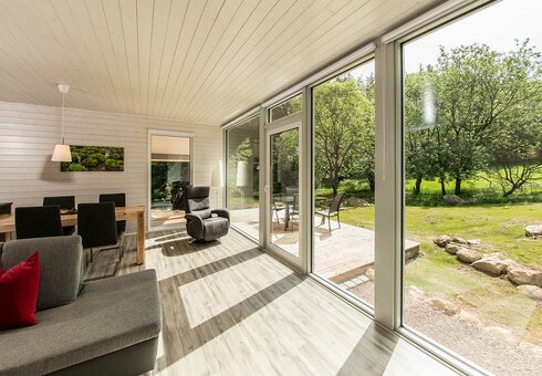 Wohnzimmer mit großer Glasfront