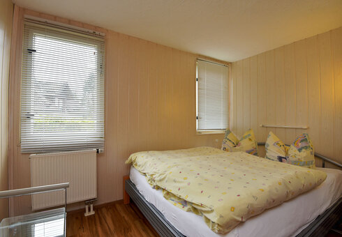 Schlafzimmer mit Doppelbett
