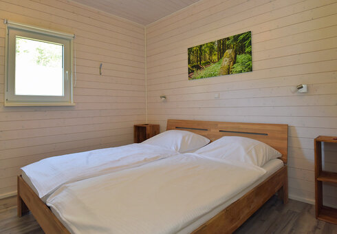Schlafzimmer mit Doppelbett
