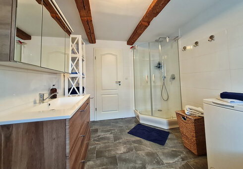 Badezimmer mit Dusche und Badewanne