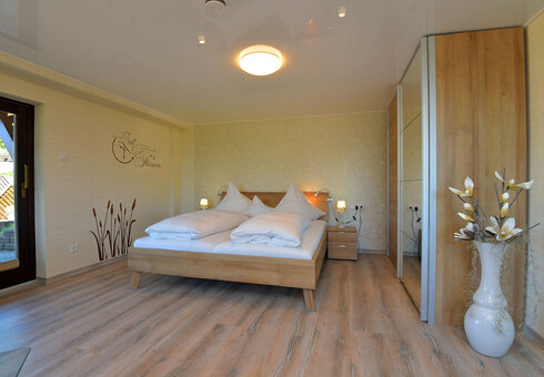 Schlafzimmer mit Doppelbett