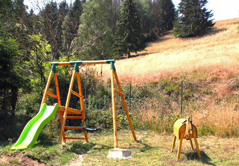 Spielplatz mit Holzpferd