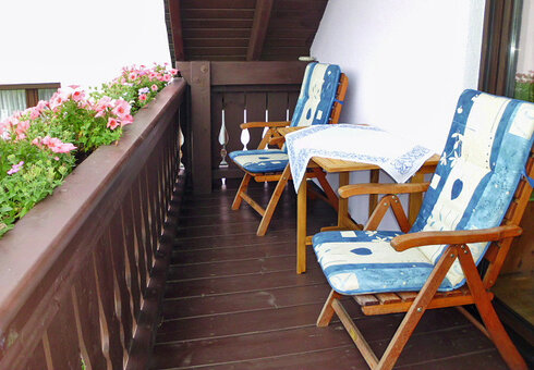 Balkon mit Gartenmöbeln