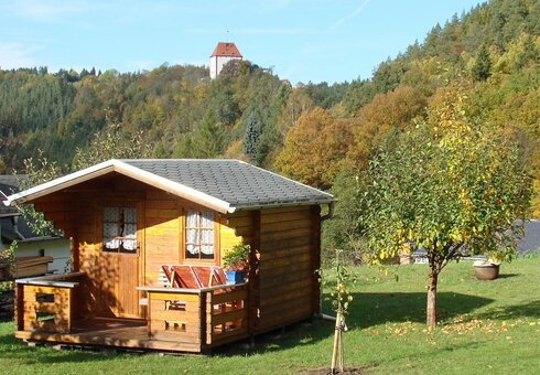 Im Garten mit Blick zum Schloss