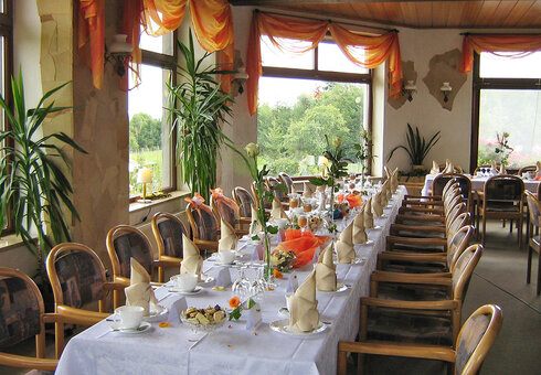 Festlich gedeckter Tisch im Restaurant