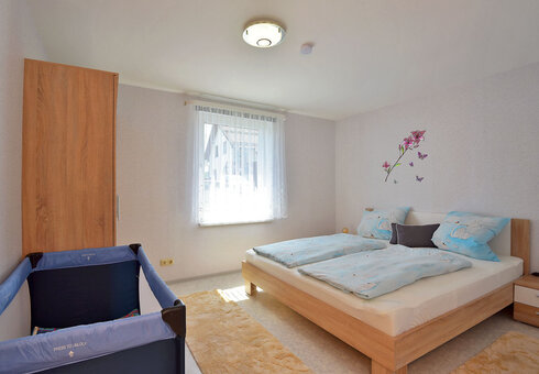 Schlafzimmer mit Doppelbett & Babybett