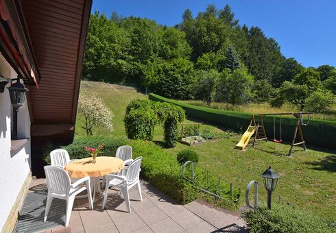 Terrasse mit Liegewiese und Rutsche