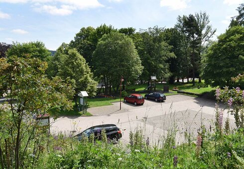 großer Parkplatz neben der Pension