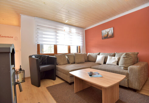 Wohnzimmer mit Couch und Kamin