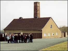 Vor dem Krematorium